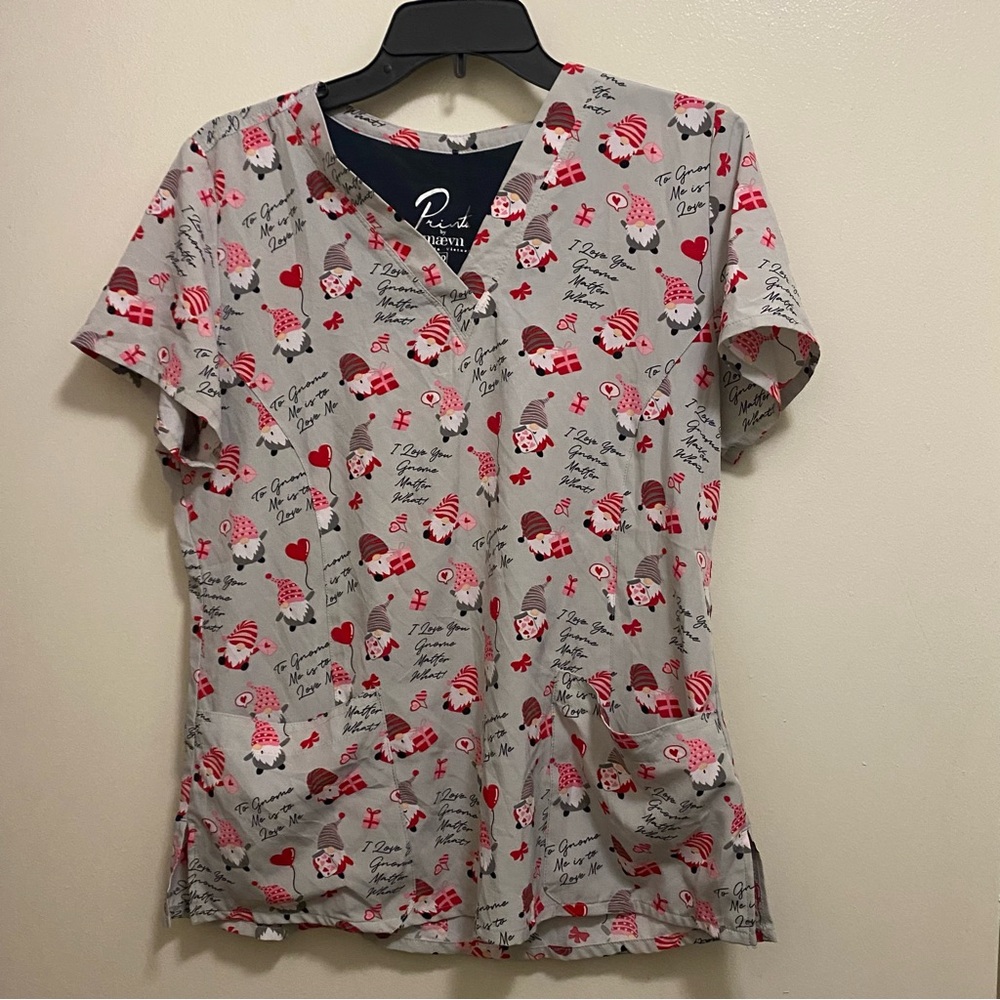 Prints By Maevn Womens Scrub Top M Medium 40” Gnomes Hearts Love Valentines